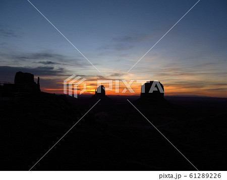 モニュメントバレー夜明け 61289226