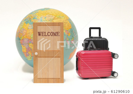 地球儀と扉 61290610