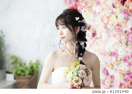女性　ウェディング　結婚式　花嫁　新婦　フォトウェディング 61291440