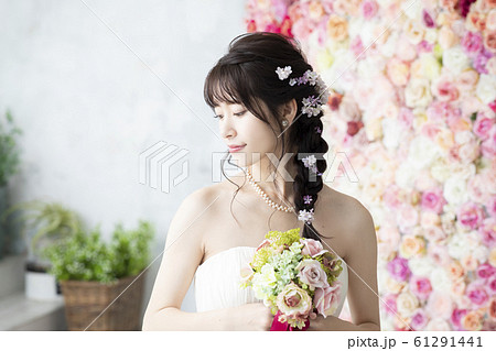 女性　ウェディング　結婚式　花嫁　新婦　フォトウェディング 61291441