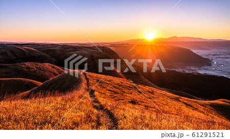 阿蘇 大観峰の夜明けの写真素材