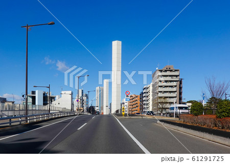 山手通りの地下を走る首都高速道路から突き出た換気塔 61291725