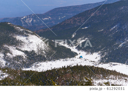 冬の長野県北八ヶ岳 北横岳の南峰から南東側の雨池山、山小屋方面眺望 61292031