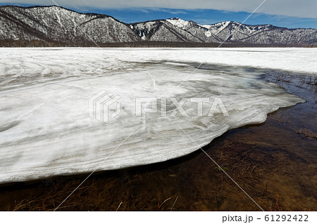 雪解けの尾瀬ヶ原から見る景鶴山の山並み 雪解けの尾瀬ヶ原から見る景鶴山の山並み 61292422