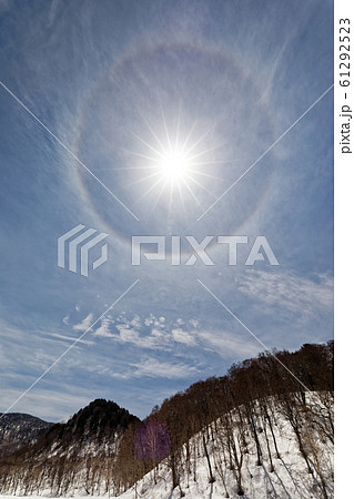 残雪の尾瀬ヶ原と光環 61292523