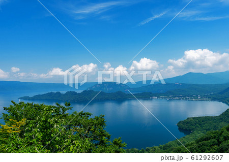【青森県十和田湖】夏の十和田湖：紫明亭展望台から望む十和田湖はハート型 61292607