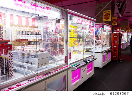 ダイバーシティ東京プラザ ラウンドワン ゲームセンター 大量のお菓子の写真素材