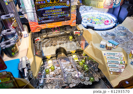 ダイバーシティ東京プラザ ラウンドワン ゲームセンター メダルゲーム 楽しいの写真素材