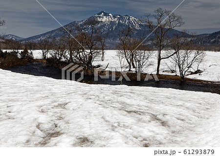 雪解けの尾瀬ヶ原と燧ヶ岳 61293879