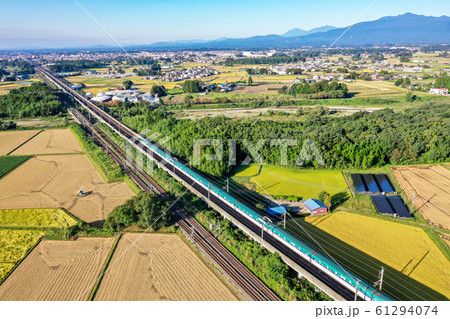 東北新幹線と秋の那須、10月の東北新幹線、秋の東北新幹線、ドローン撮影、快晴の東北新幹線、 61294074