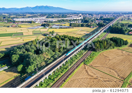 東北新幹線と秋の那須、10月の東北新幹線、秋の東北新幹線、ドローン撮影、快晴の東北新幹線、 61294075