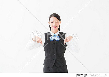 制服を着た女性(白背景) 制服を着た女性(白背景) 61295023