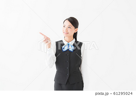 制服を着た女性(白背景) 制服を着た女性(白背景) 61295024