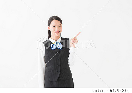 制服を着た女性(白背景) 制服を着た女性(白背景) 61295035