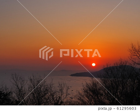 万葉岬から見る播磨灘の夕景 万葉の岬からの夕日 万葉岬から見る播磨灘の夕景 万葉の岬からの夕日 61295603