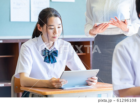 学生 タブレット学習 手元 学生 タブレット学習 手元 61296108