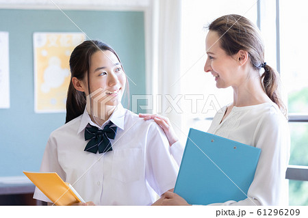 学生と外国人教師のポートレート 61296209