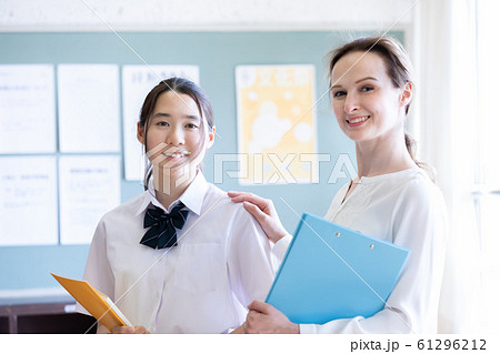 学生と外国人教師のポートレート 学生と外国人教師のポートレート 61296212