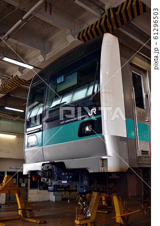 検査のために台車を外されたJR東日本E233系 61296503