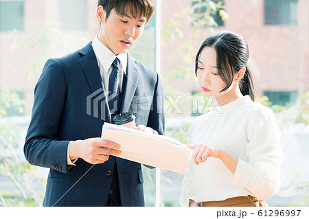 ビジネスシーン 打ち合わせ 撮影協力「近畿大学」 ビジネスシーン 打ち合わせ 撮影協力「近畿大学」 61296997