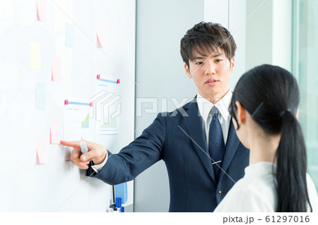 ビジネスシーン 会議 プレゼンテーション ホワイトボード撮影協力「近畿大学」 ビジネスシーン 会議 プレゼンテーション ホワイトボード撮影協力「近畿大学」 61297016