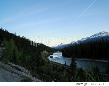 秋のカナディアンロッキー　夕方のボウ川と線路　レイクルイーズ近くのモランツ・カーブ（バンフ国立公園） 61297548