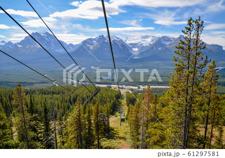 秋のカナディアンロッキー　レイク・ルイーズとホワイトホーン山のゴンドラ（バンフ国立公園　カナダ） 61297581