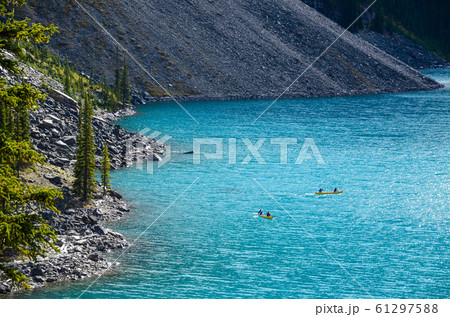 秋のカナディアンロッキー モレーン湖とボート(バンフ国立公園 カナダ・アルバータ州) 秋のカナディアンロッキー モレーン湖とボート(バンフ国立公園 カナダ・アルバータ州) 61297588