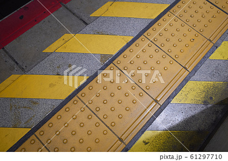 駅_点字ブロック 駅_点字ブロック 61297710