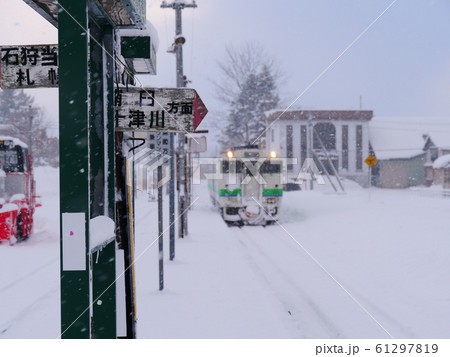 札沼線石狩月形駅と普通列車 61297819