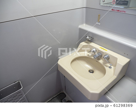 国鉄型車両、185系の洗面所　特急踊り子号　2019年12月 61298369