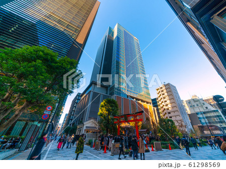 日本の東京都市景観 令和のお正月・ビルの谷間の福徳神社などを望む 61298569