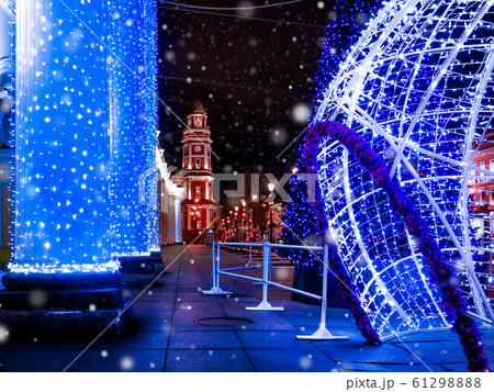 サンクトペテルブルク　街並み　雪　夜景 61298888