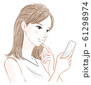 携帯電話を持った女性 61298974