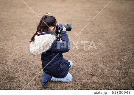 一眼レフカメラで写真を撮影する女の子の写真素材