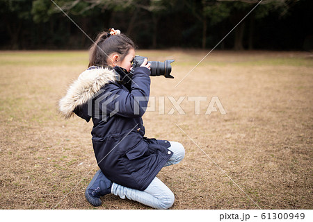 一眼レフカメラで写真を撮影する女の子の写真素材