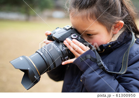 一眼レフカメラで写真を撮影する女の子の写真素材