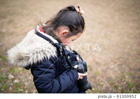 一眼レフカメラで写真を撮影する女の子の写真素材