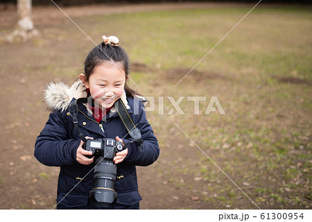一眼レフカメラで写真を撮影する女の子の写真素材