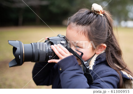 一眼レフカメラで写真を撮影する女の子 一眼レフカメラで写真を撮影する女の子 61300955