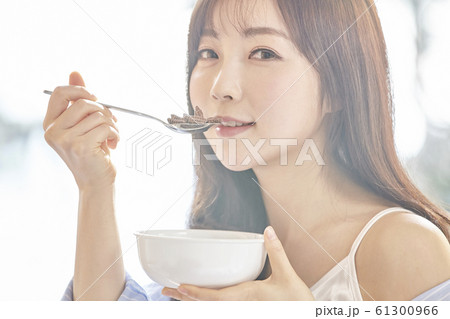 女性 女 女の子 61300966