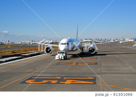 旅客機を牽引するトーイングカー 旅客機を牽引するトーイングカー 61301066
