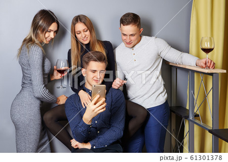 View a group photo on the smartphone screen. View a group photo on the smartphone screen. 61301378