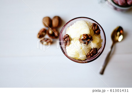 Creamy ice cream with honey and walnuts. Served in 61301431