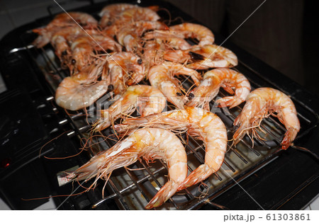 Shrimp grilled on an electric grill. 61303861
