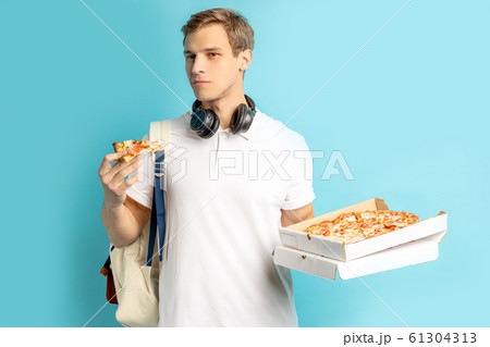young caucasian man try pizza 61304313