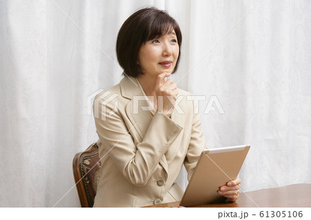 ビジネス ひらめき シニア女性 ビジネス ひらめき シニア女性 61305106