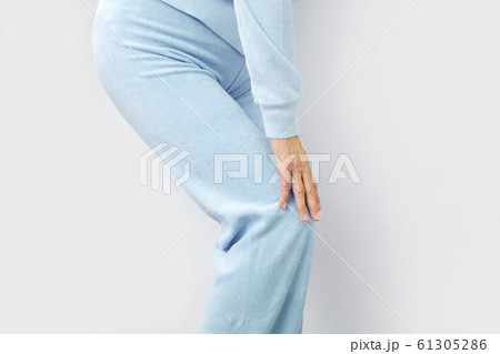 膝痛　女性 61305286