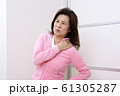 肩痛　シニア女性 61305287