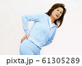 腰痛　シニア女性 61305289